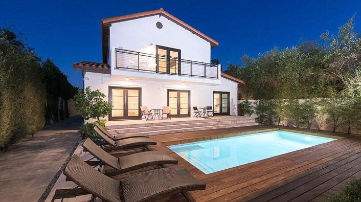 Rihanna Gets $2.85M For Her West Hollywood Mansion