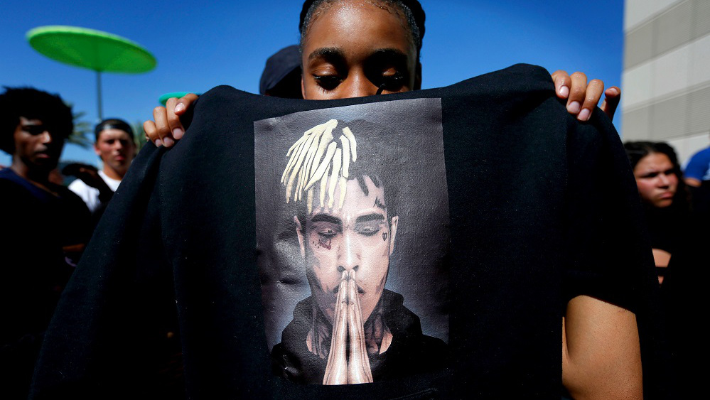 Hundreds of Fans Show Up to XXXTentacion’s Viewing
