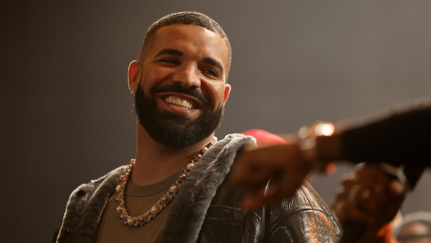 Drake Seen Giving Out Stack of Cash for Christmas