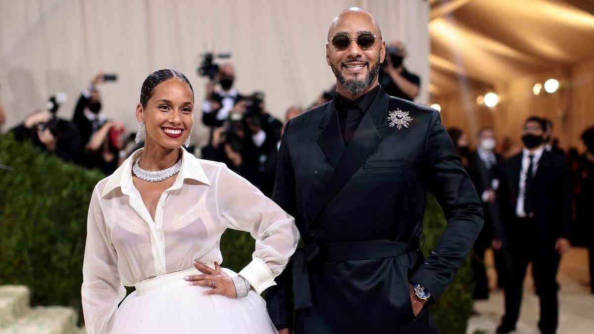 Swizz Beatz Shows Off Alicia Keys’ New Diamond Piano Chain, Jay-Z Approves