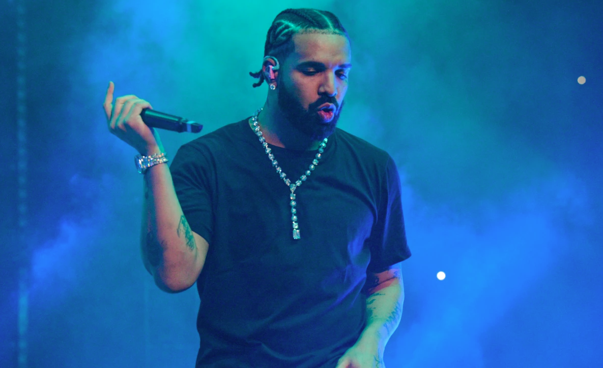 Drake teases new album and tour at Apollo Theater show with appearances from Dipset and 21 Savage
