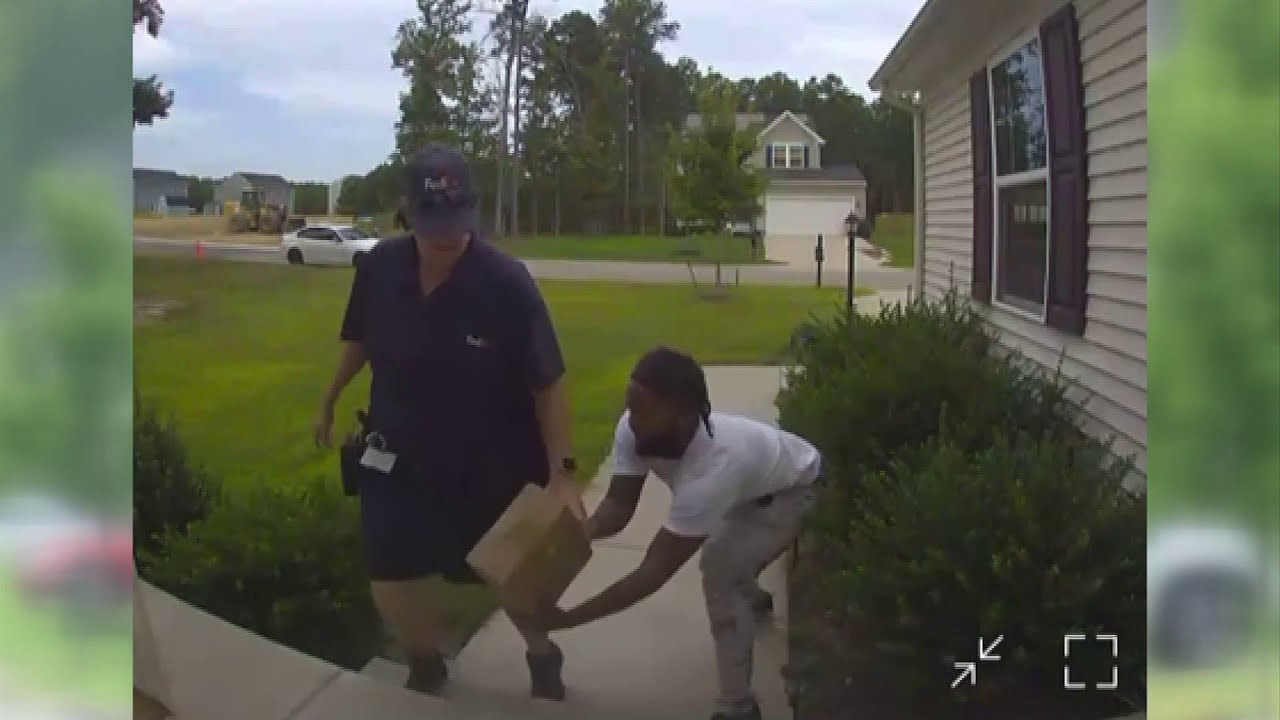Man Snatches iPad from FedEx Worker As Package Was Being Delivered