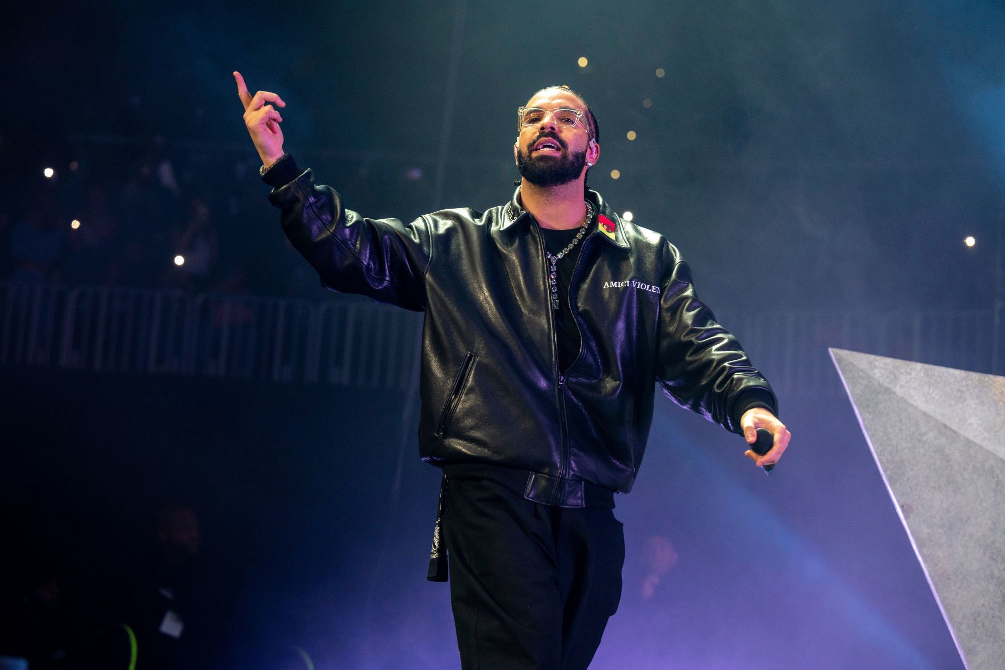 Drake Gifts Pregnant Fan $25,000 During His Concert