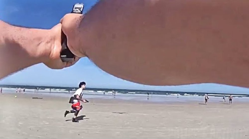  Teen Pulls Gun on Crowd of Beachgoers, Runs into Ocean in Attempt to Escape Deputies